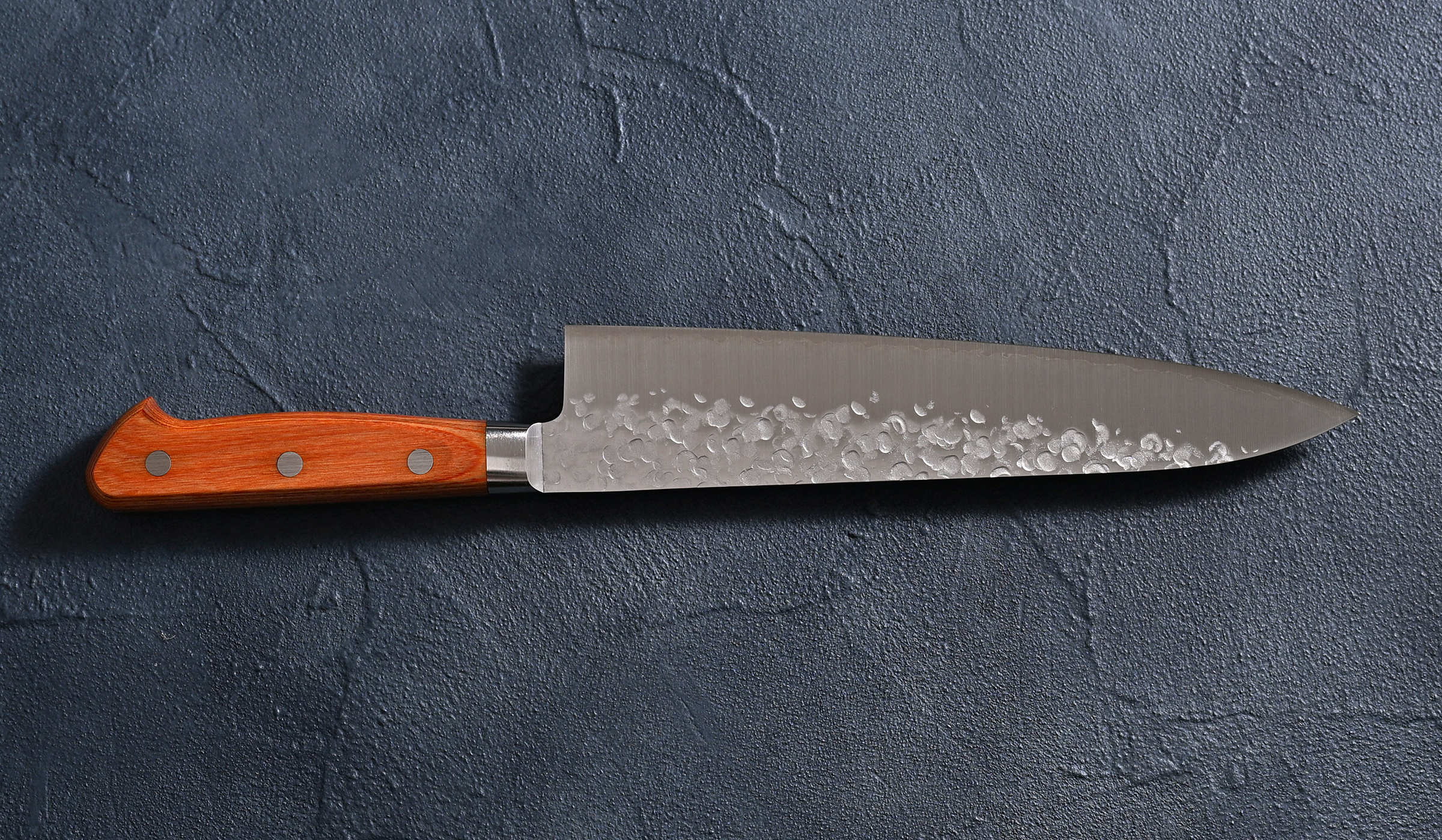 高村刃物 Takamurahamono 牛刀包丁210mm クロマックス鋼 槌目 口金あり