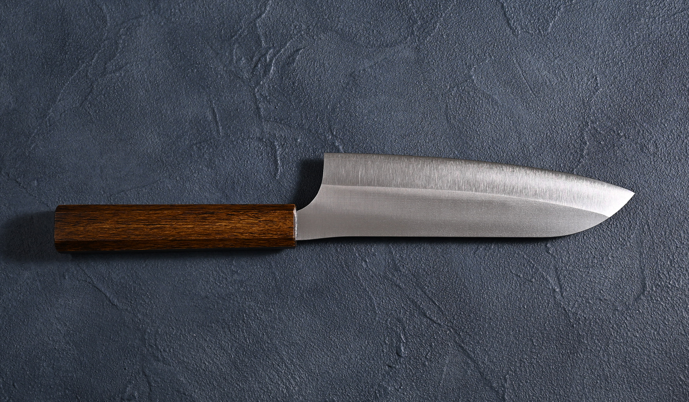 黒﨑優 Yu Kurosaki 月光 三徳包丁 VGXEOS鋼 樫八角柄 – ナイフギャラリー