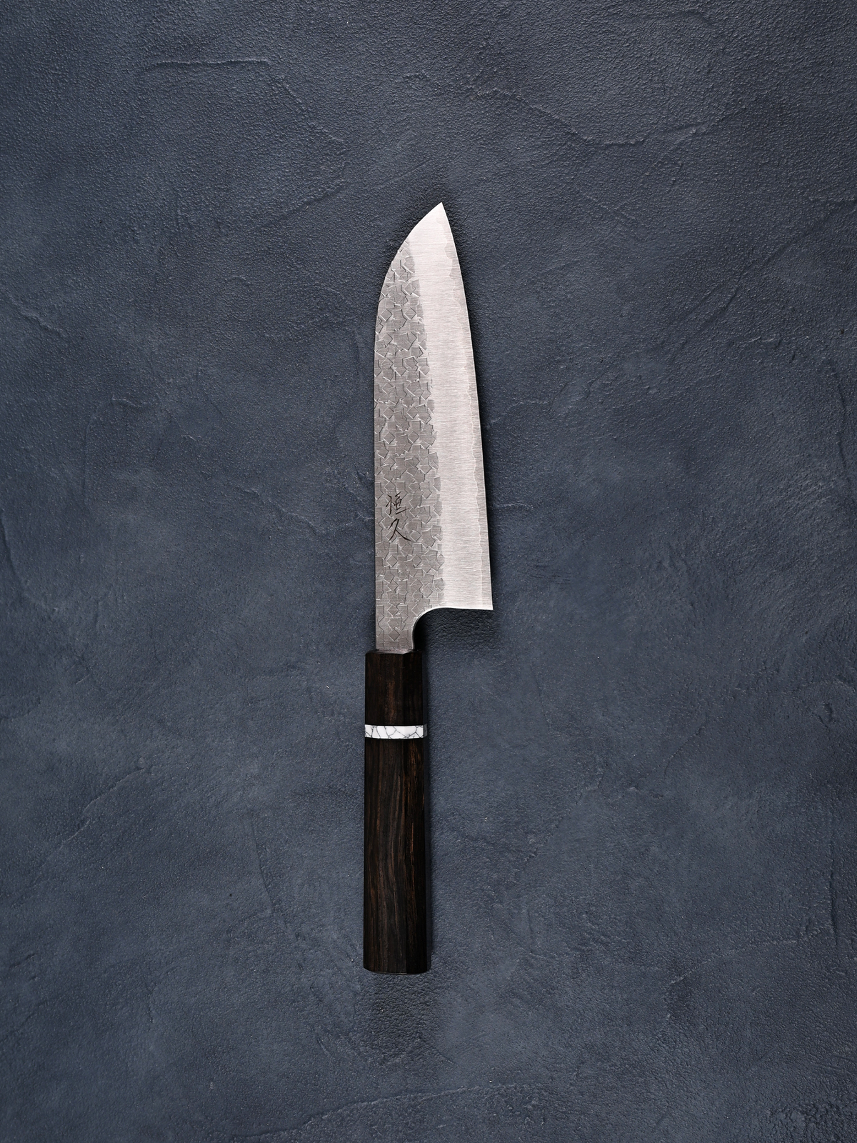 恒久 Tsunehisa あられ 三徳包丁165mm SG2粉末ハイス鋼 槌目 黒檀白リング八角柄 – ナイフギャラリー